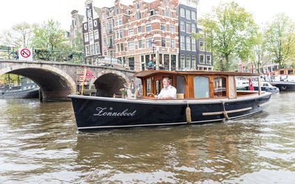 Canal boat Zonneboot Amsterdam
