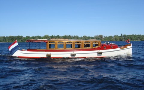 Canal boat Valentijn Amsterdam
