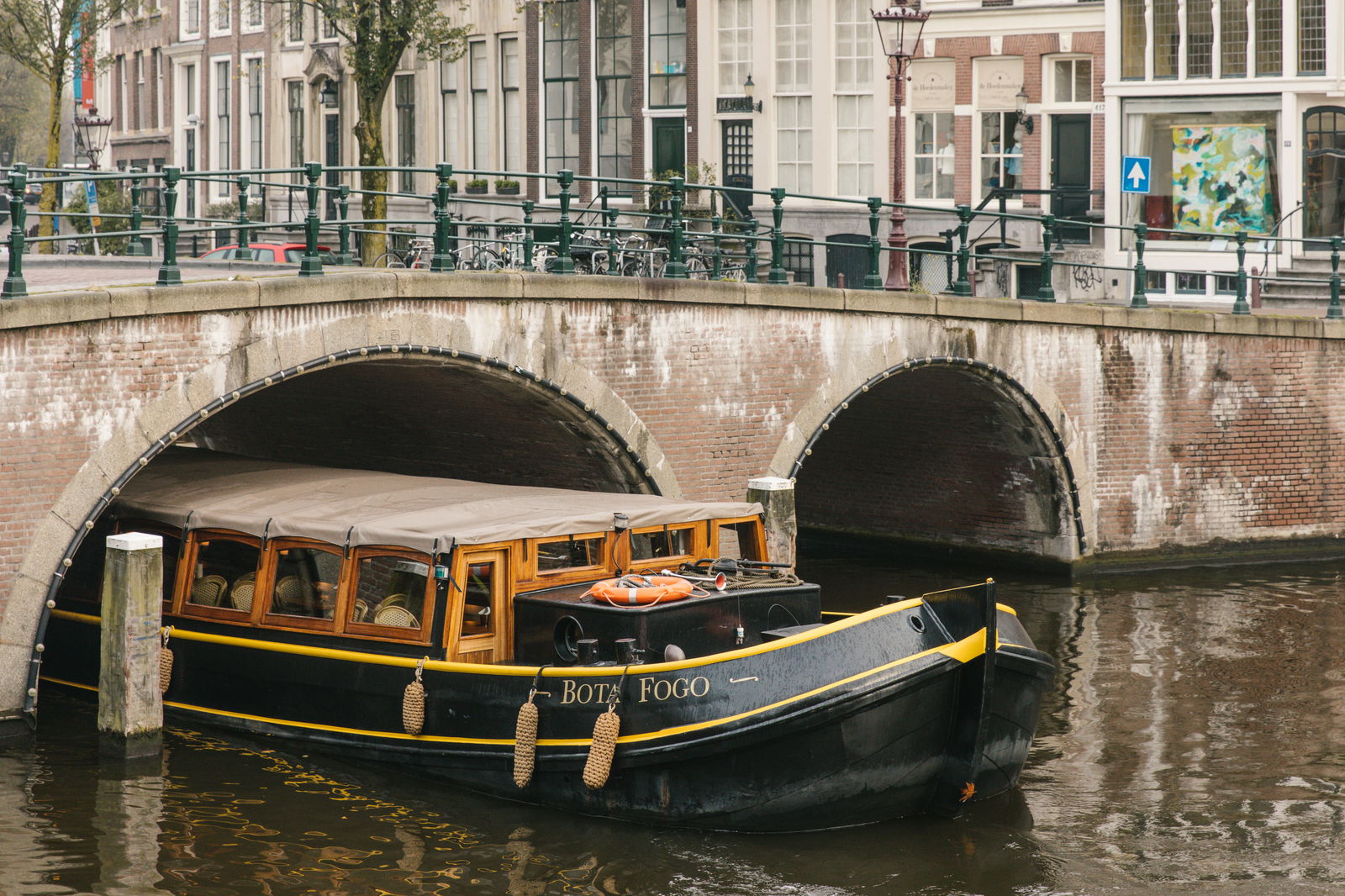 Boot boogbrug doorvaart boeg