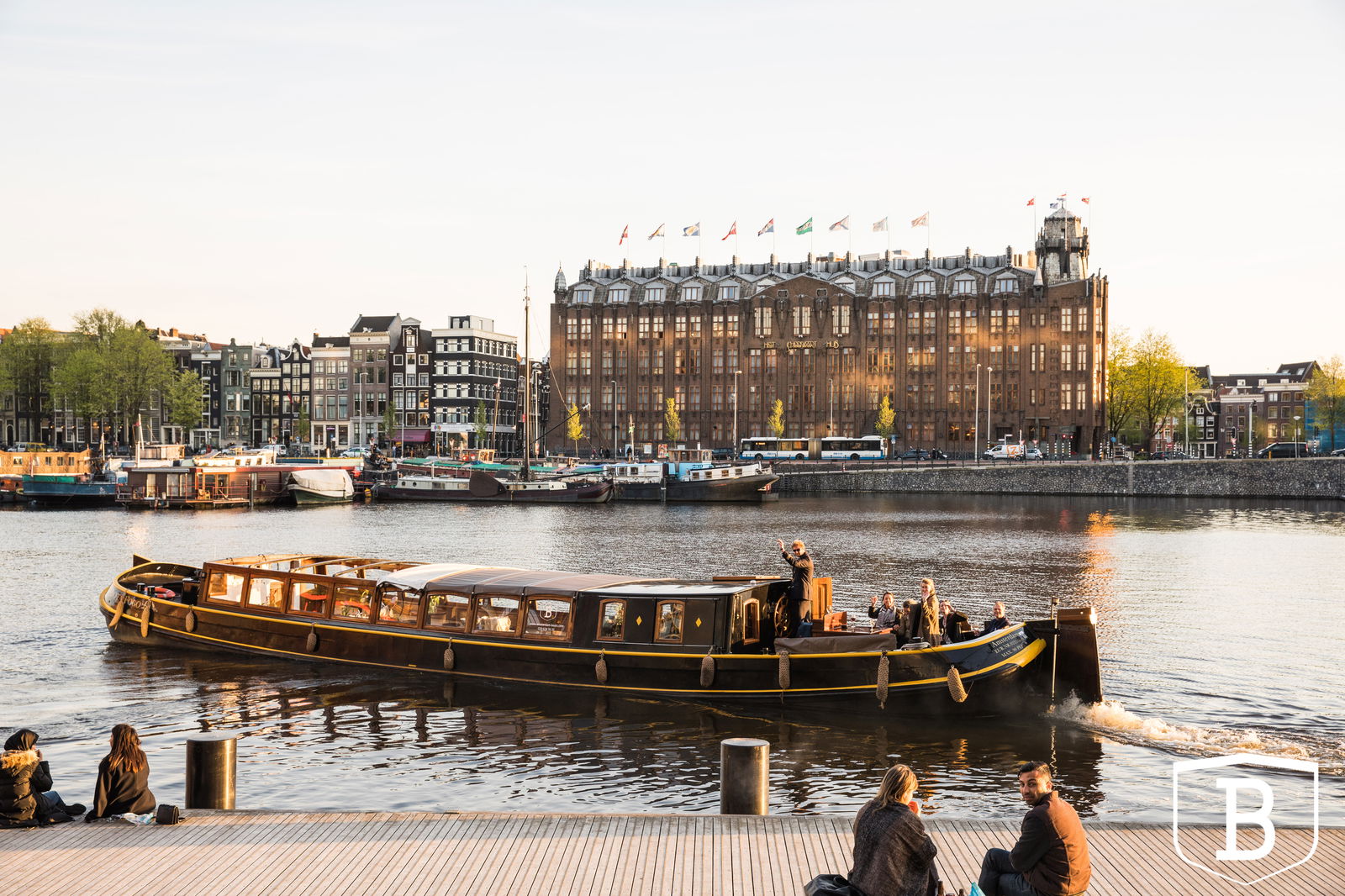 Grote klassieke boot vaart weg Oosterdok