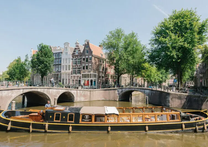 Bota fogo on the canals in Amsterdam with arc bridges